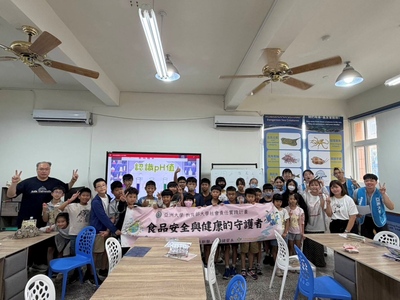 醫健院蔣育錚副院長USR團隊執行教育部大學社會責任（USR）計畫，師生與參與學生合影。