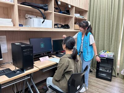 新生實際體驗眼動儀器操作，從實作中認識聽語專業研究與科技應用