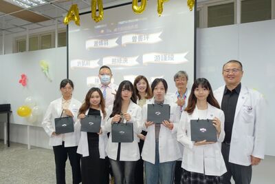亞大視光系辦理授袍儀式，引領學生扎根臨床實務、邁向專業驗光之路。