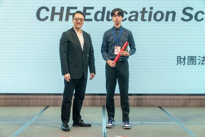 嘉新兆福文化基金會張董事長頒獎給廖睿騰