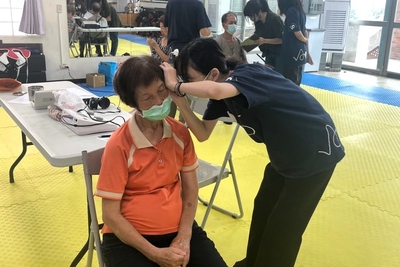 聽力組學生走進社區為長輩進行聽力篩檢，落實學用合一並深耕高齡照護。